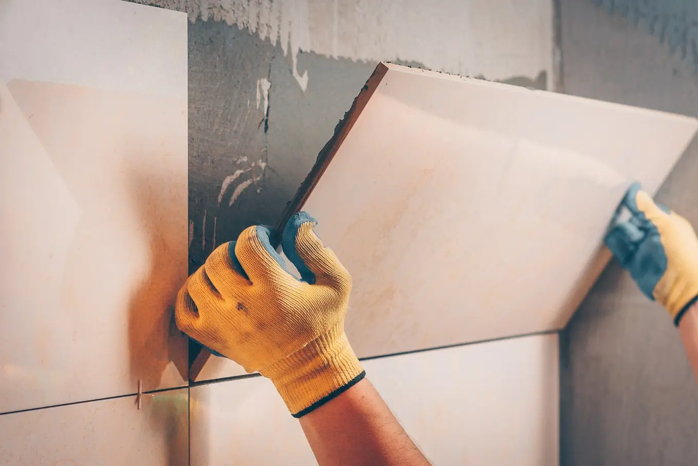 układanie glazury na ścianie